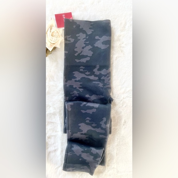 New with tags SPANX “LOOK AT ME NOW LEGGINGS” in BLACK CAMO Sizes XS and Large - Picture 3 of 9